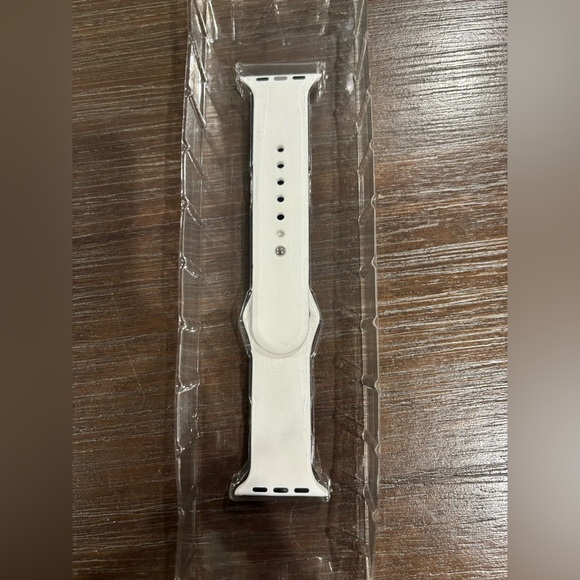NWT White Silicone Apple Watch Band (Fits 38, 40, 41mm and Series 1-7) - Picture 4 of 5